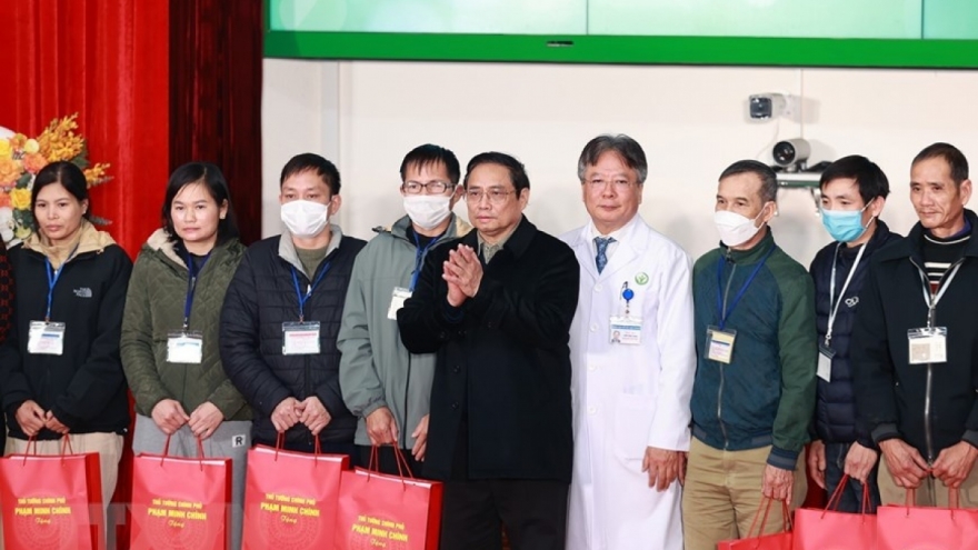 PM pays lunar New Year’s Eve visit to doctors in Hanoi